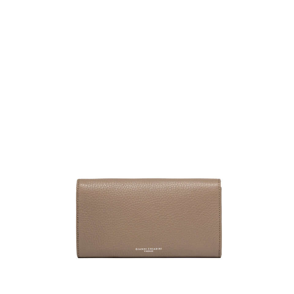 Borsa Deva in pelle martellata, colore beige, con patta superiore e logo, dimensioni 20x10x2 cm.
