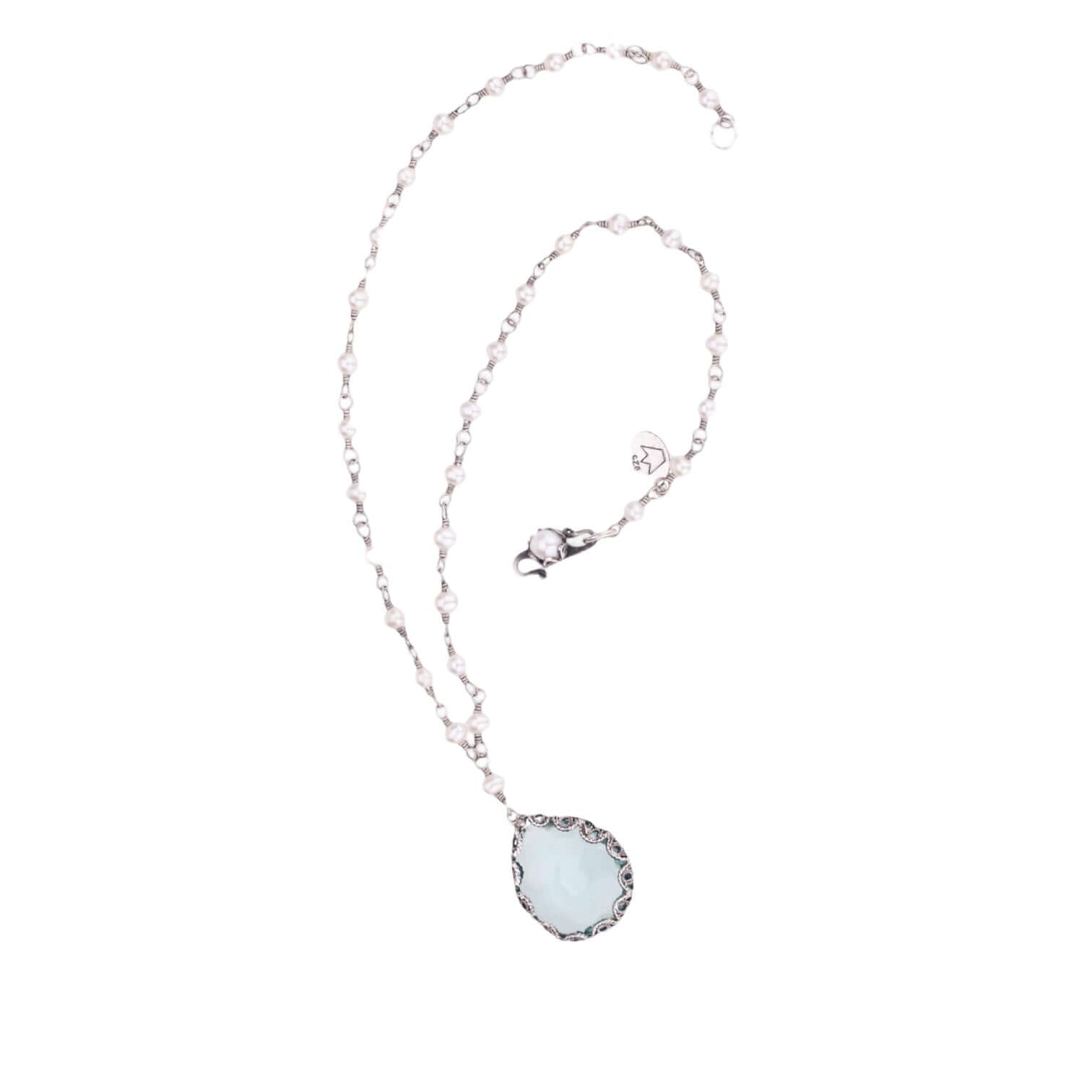 Collana Twist con lemuria ovale e filigrana d'argento, impreziosita da perle d'acqua dolce, lunghezza 42 cm.