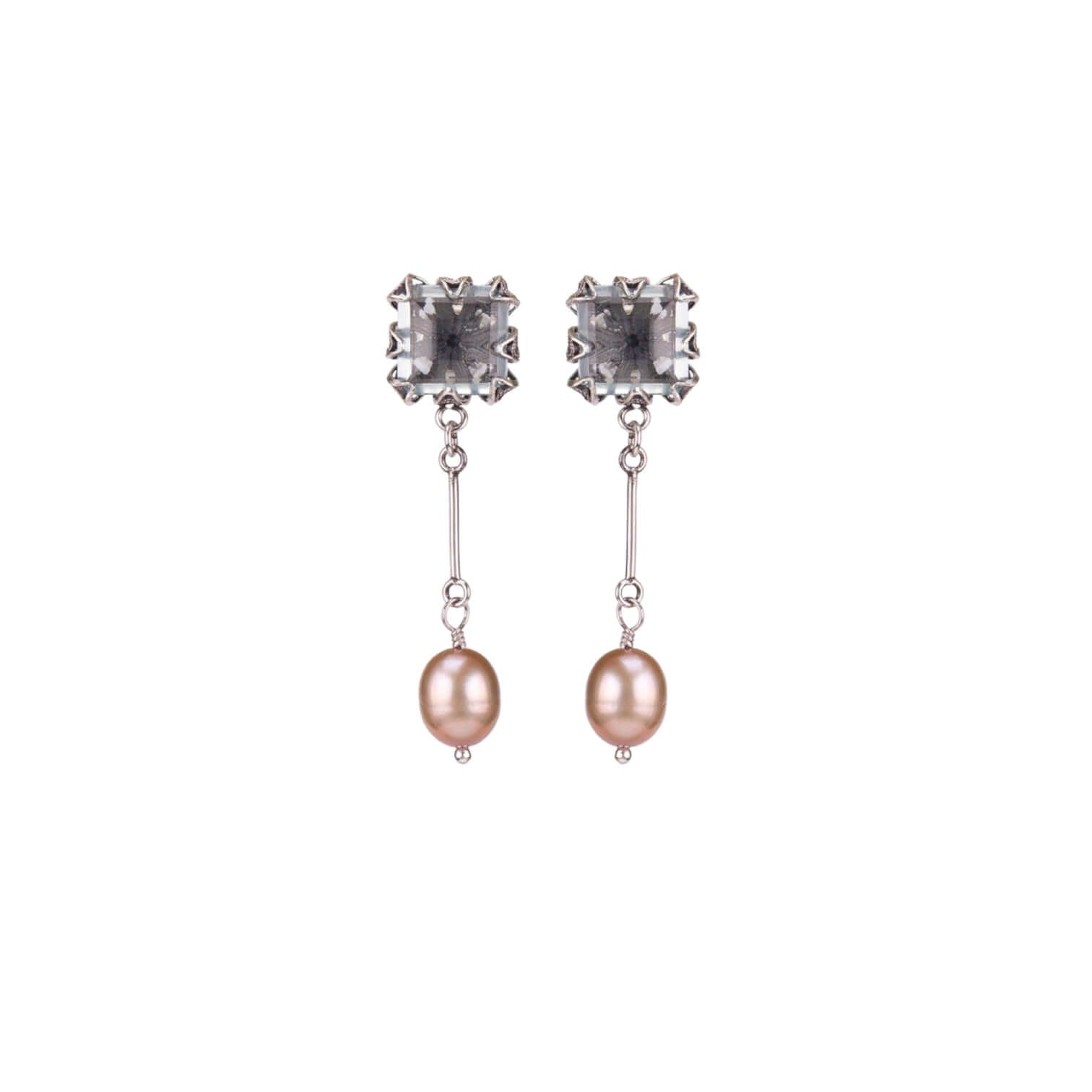 Orecchini pendenti in argento sterling con perla e design quadrato, lunghezza 4,2 cm, realizzati a mano.