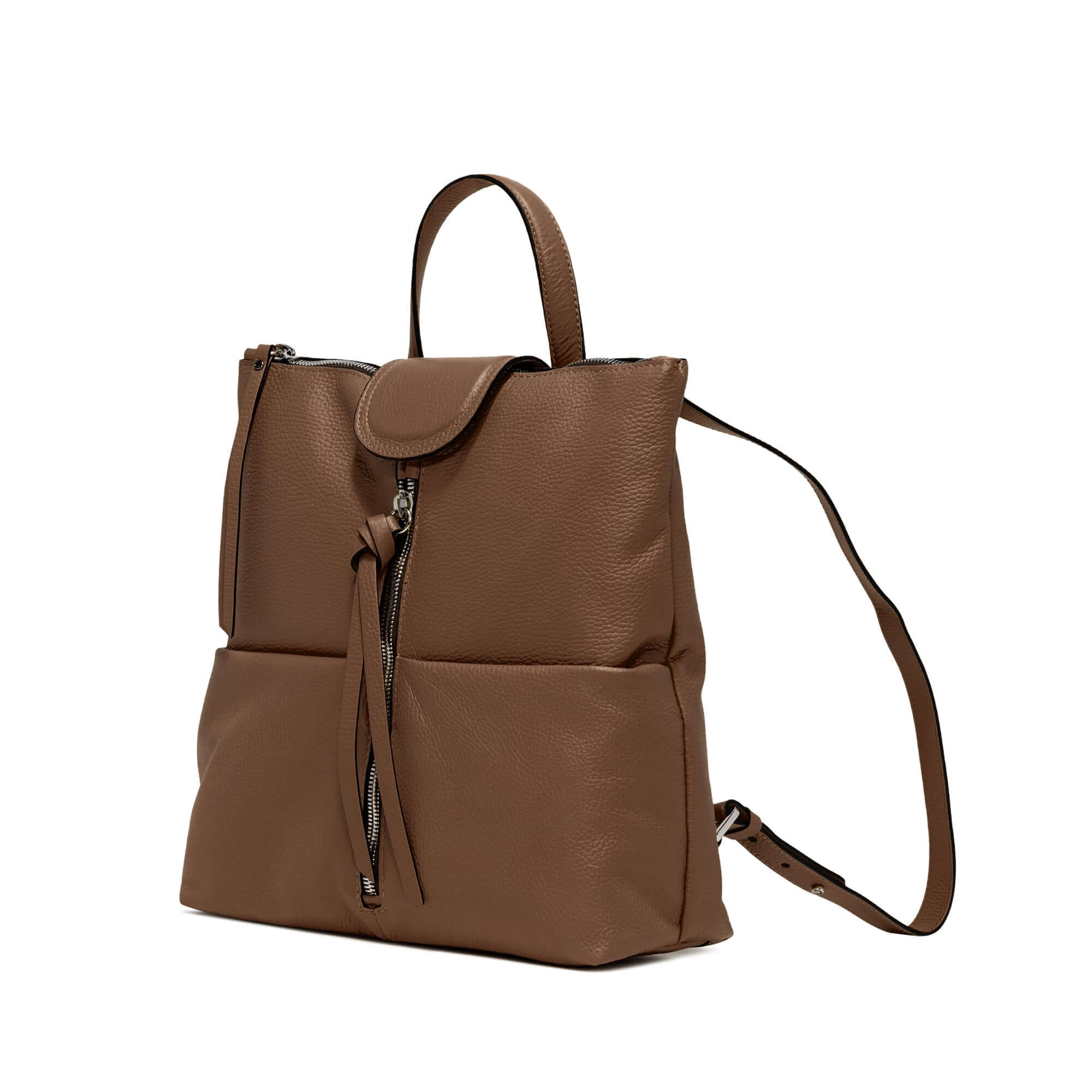 Brown hammered leather backpack with front zip pocket and adjustable straps. Dimensions 31x33x12 cm.