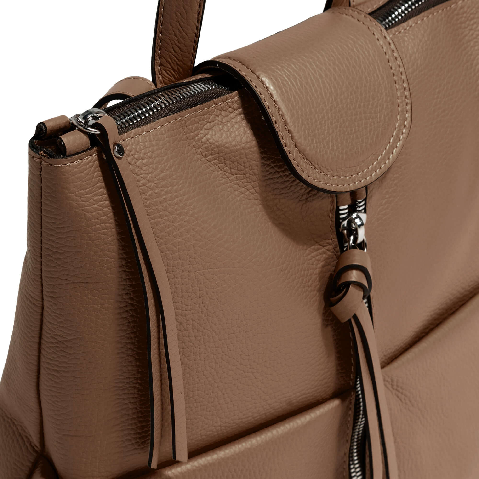 Close-up of a stylish Giada leather handbag featuring zip closure and adjustable straps.