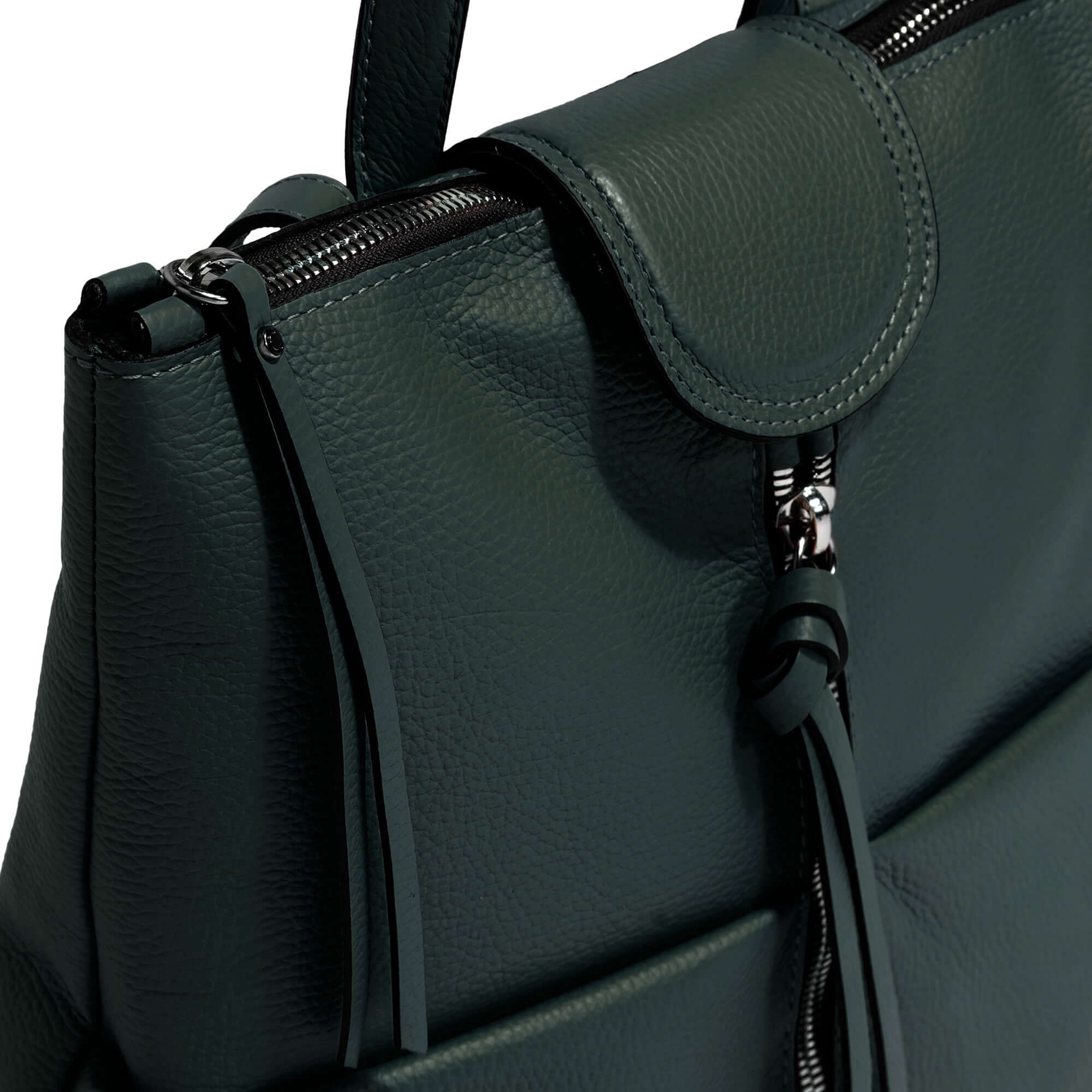 Detail of the GIADA handbag in textured leather featuring a front zip closure and adjustable leather handles.