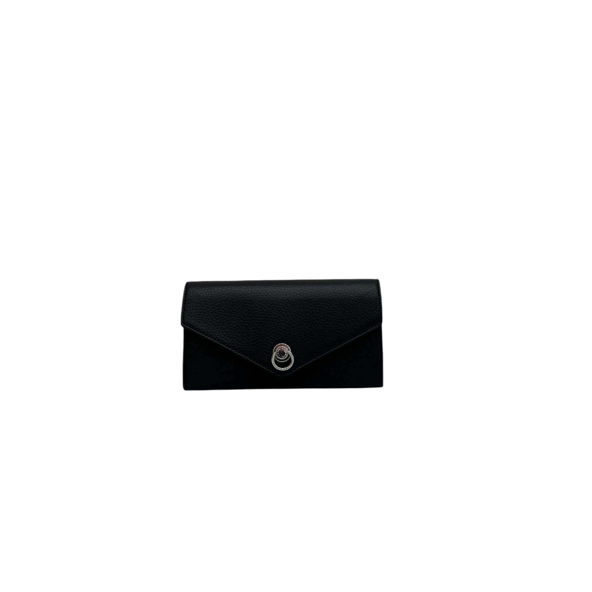 Borsa Deva in pelle martellata nera con patta e piercing iconico, dimensioni 20x10x2 cm.