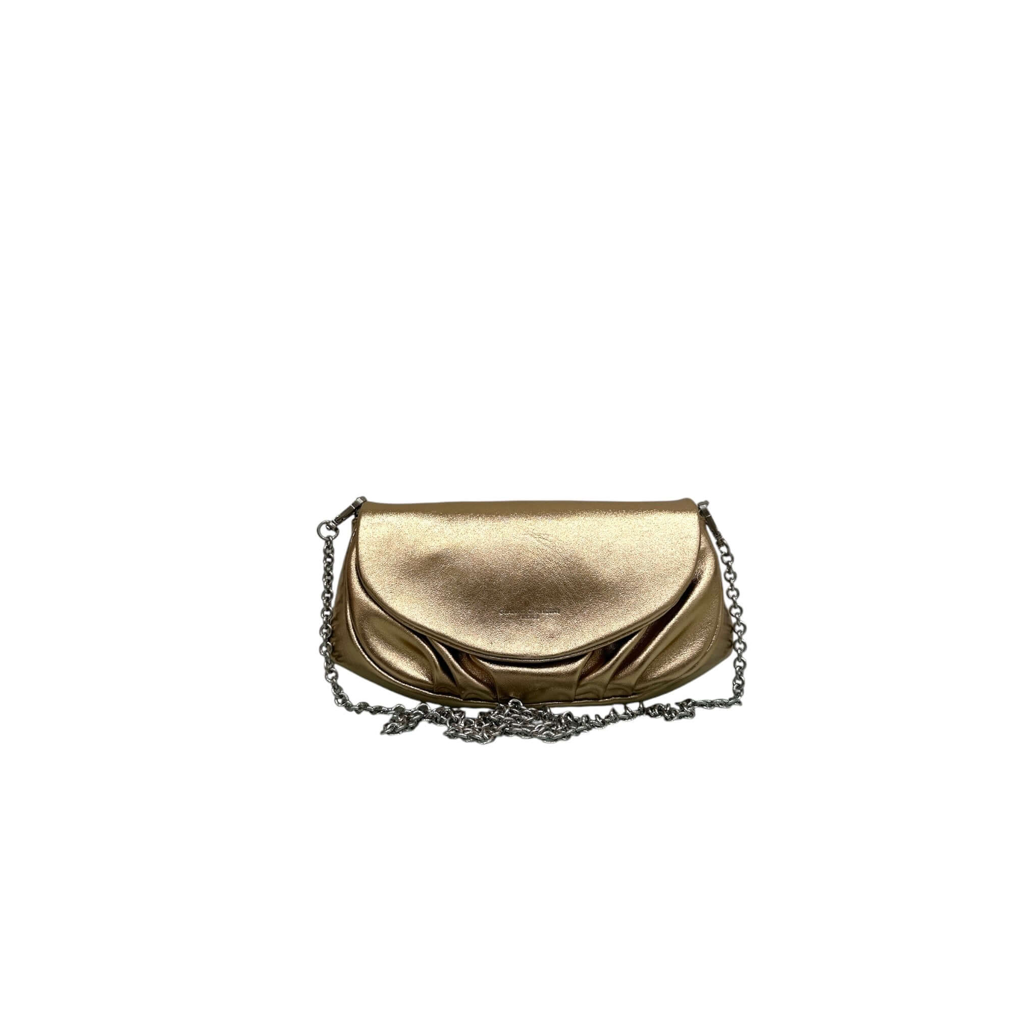 Adele gold laminated nappa pochette with metal chain, stylish for hand or crossbody use, featuring a magnetic closure.