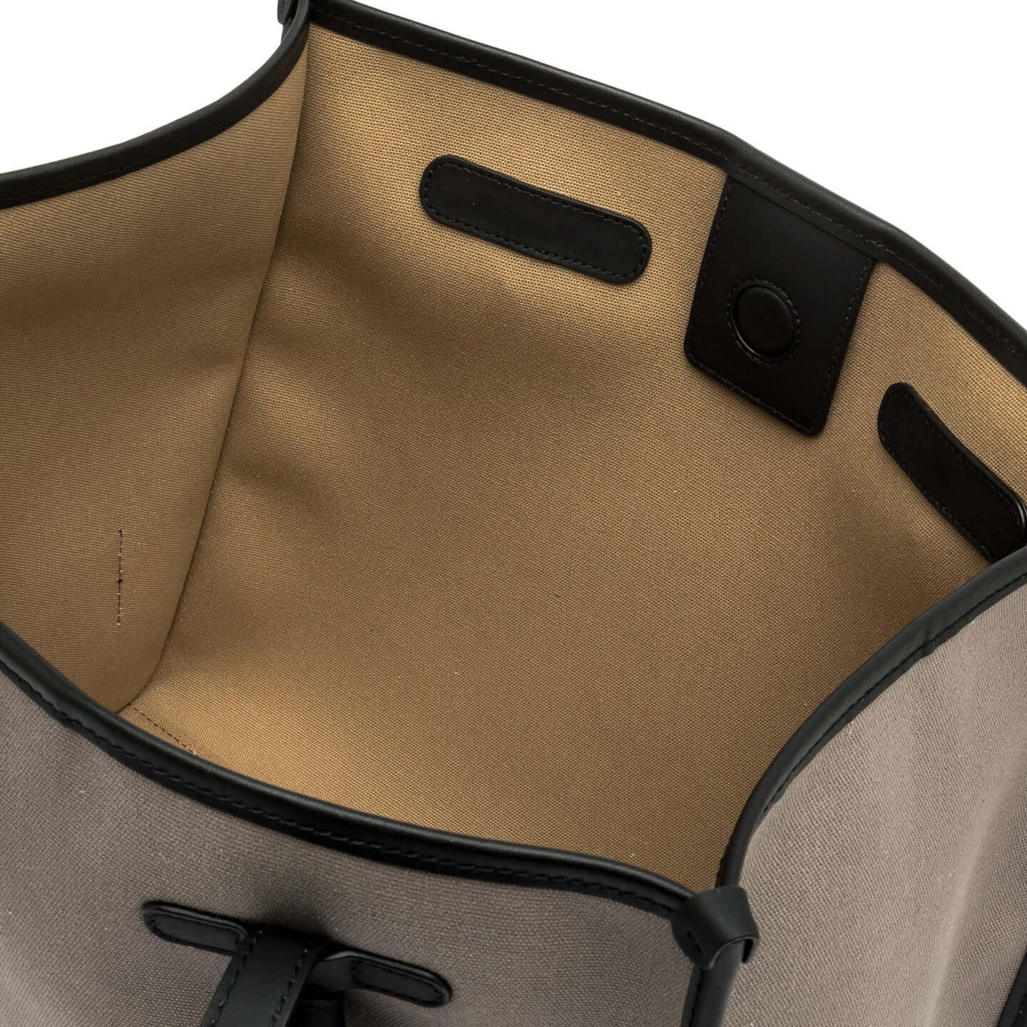 Interno della borsa MARCELLA Gianni Chiarini, con fodera in contrasto e chiusura magnetica.