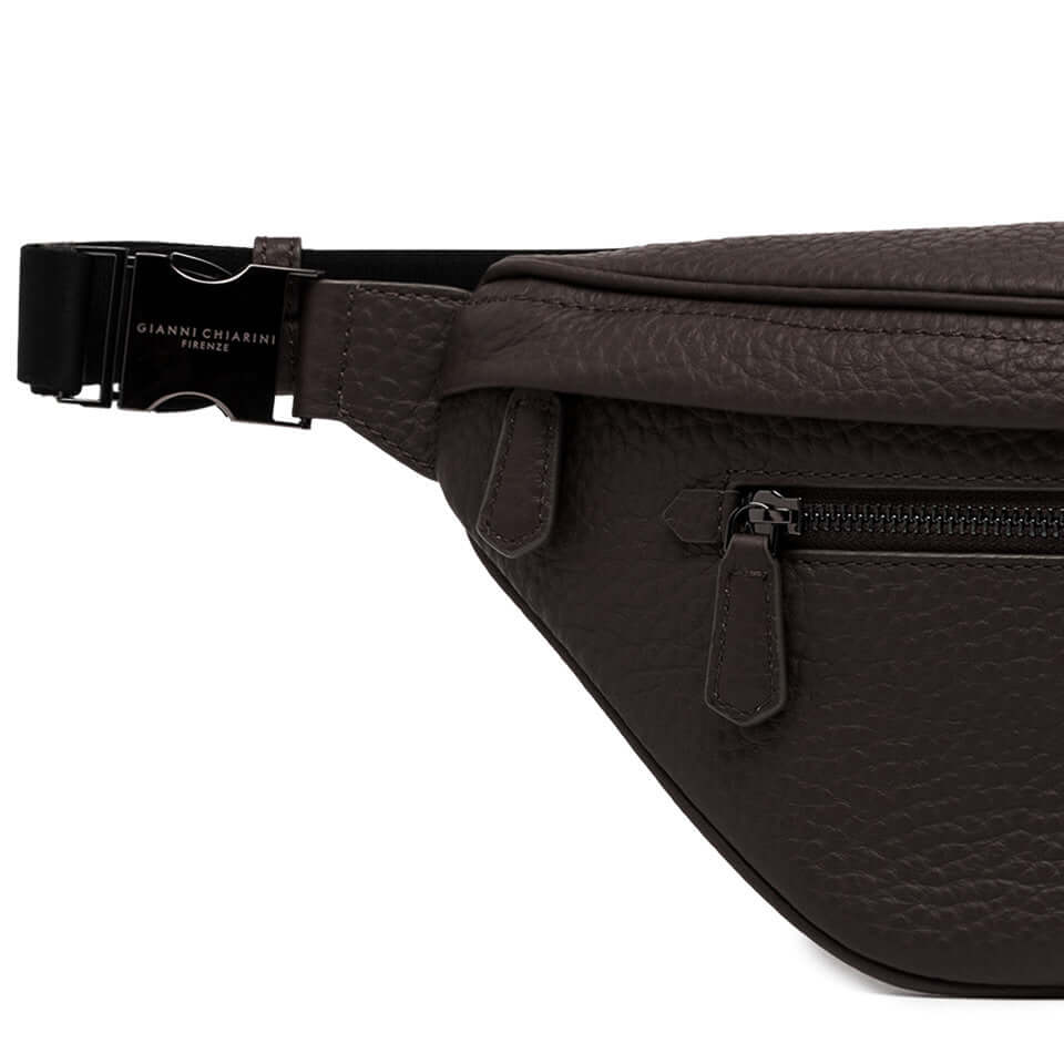 FLORENCE marsupio in pelle martellata con chiusura a zip e fibbia logata, design minimale e pratico per uso quotidiano.