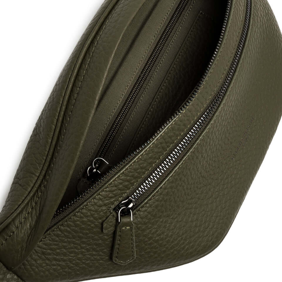 FLORENCE marsupio in pelle verde, design minimale con zip e tasca, pratico per uso quotidiano.