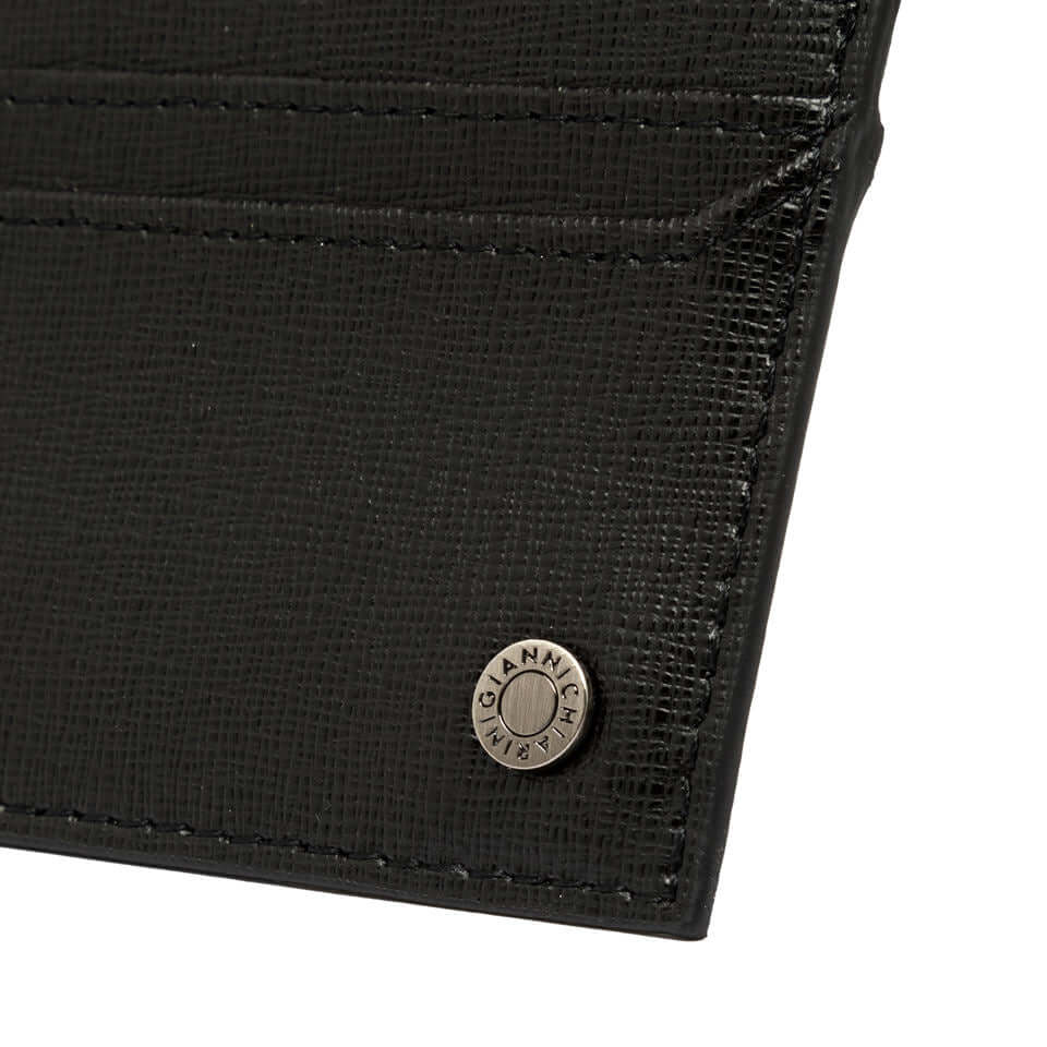 Dettaglio del portacarte in pelle nera con 4 scompartimenti laterali, Made in Italy.