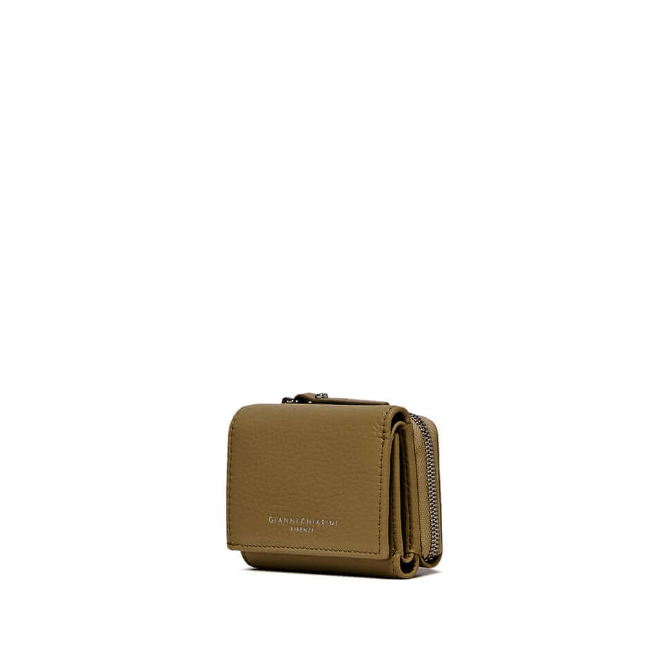 Elegante portafoglio in pelle martellata Gianni Chiarini Firenze con chiusura a zip e scomparti per carte, colore verde oliva.