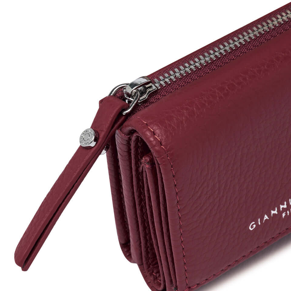 Close-up of Gianni Chiarini Wallets Dollaro in burgundy with zip and leather texture, perfect for everyday use.