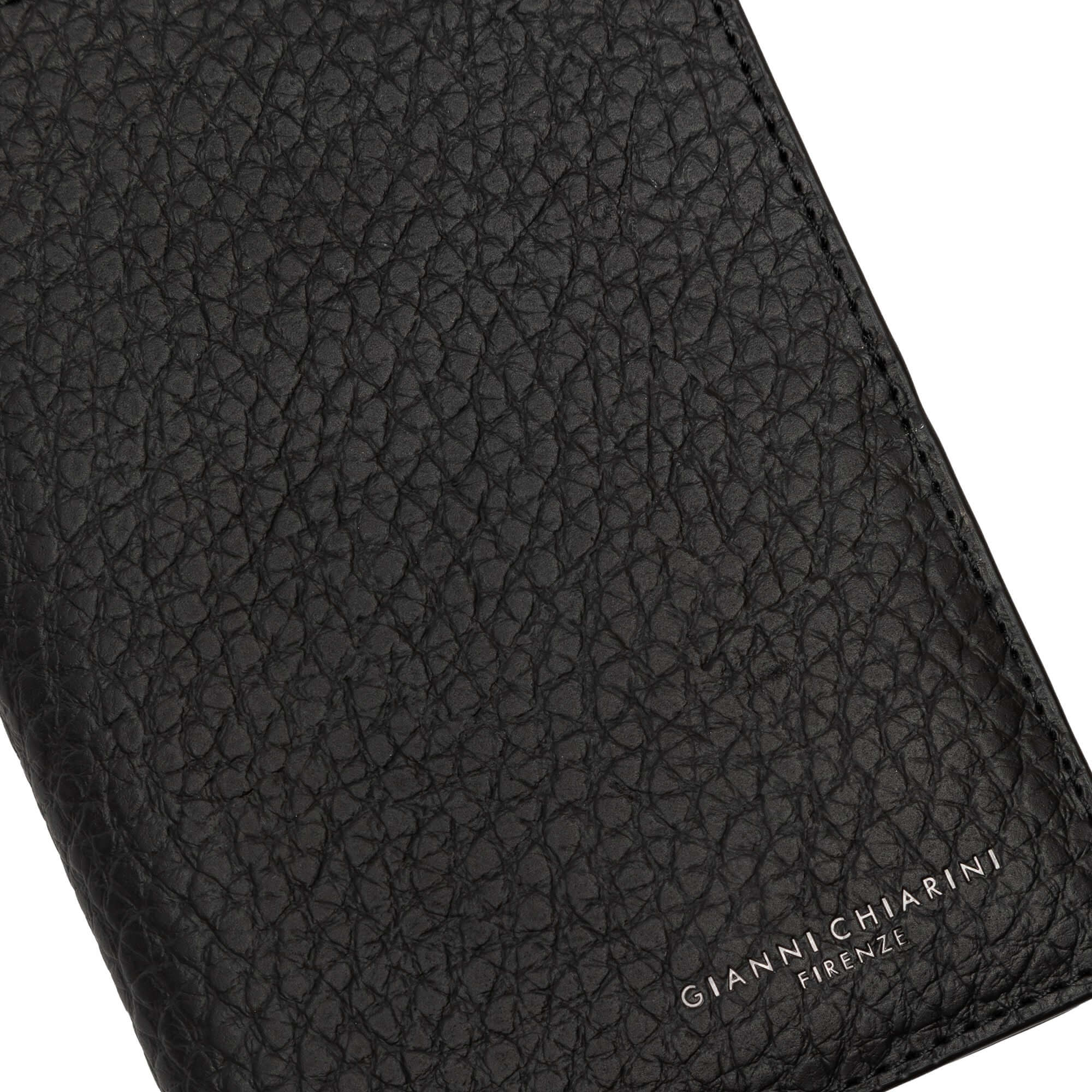 Portafoglio verticale in pelle nera Gianni Chiarini, elegante e pratico, con texture grana maxi.