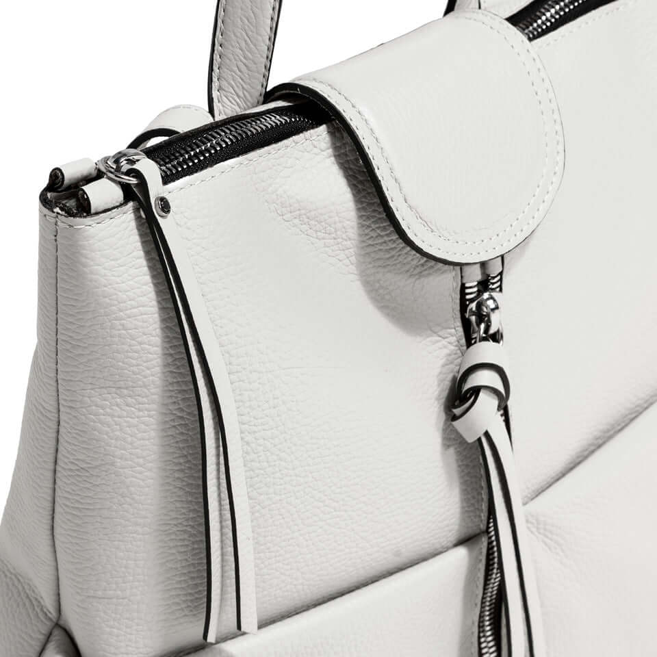 Close-up of the GIADA leather handbag with zip opening and adjustable handles in light color.