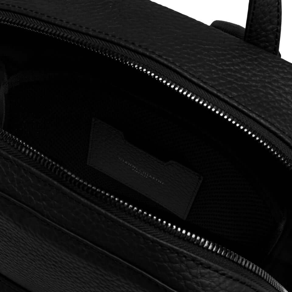 Interno dello zaino FLORENCE di Gianni Chiarini, in pelle grana maxi con tasca ampia e chiusura con zip.