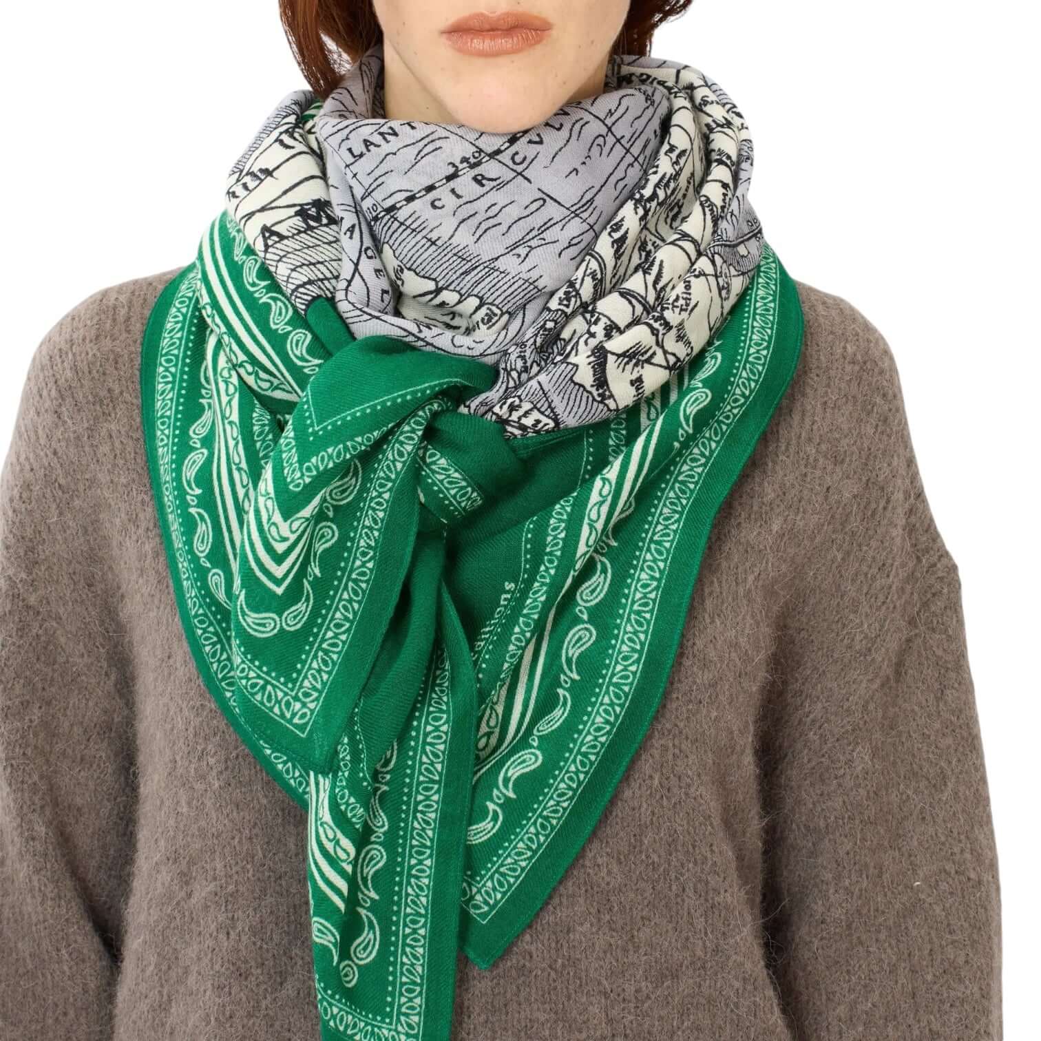 Foulard quadrato verde e grigio indossato, con stampe uniche, perfetto per ogni outfit maschile e femminile.