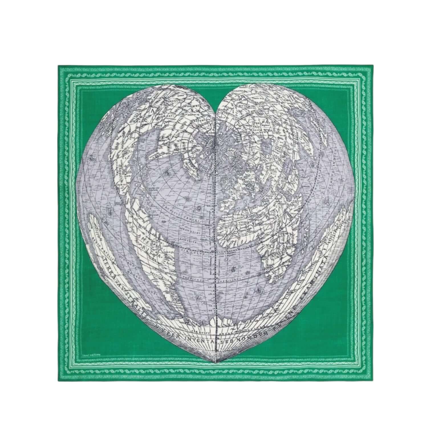 Foulard quadrato verde con stampe mappemonde, misura 130x130, ideale per ogni outfit elegante.