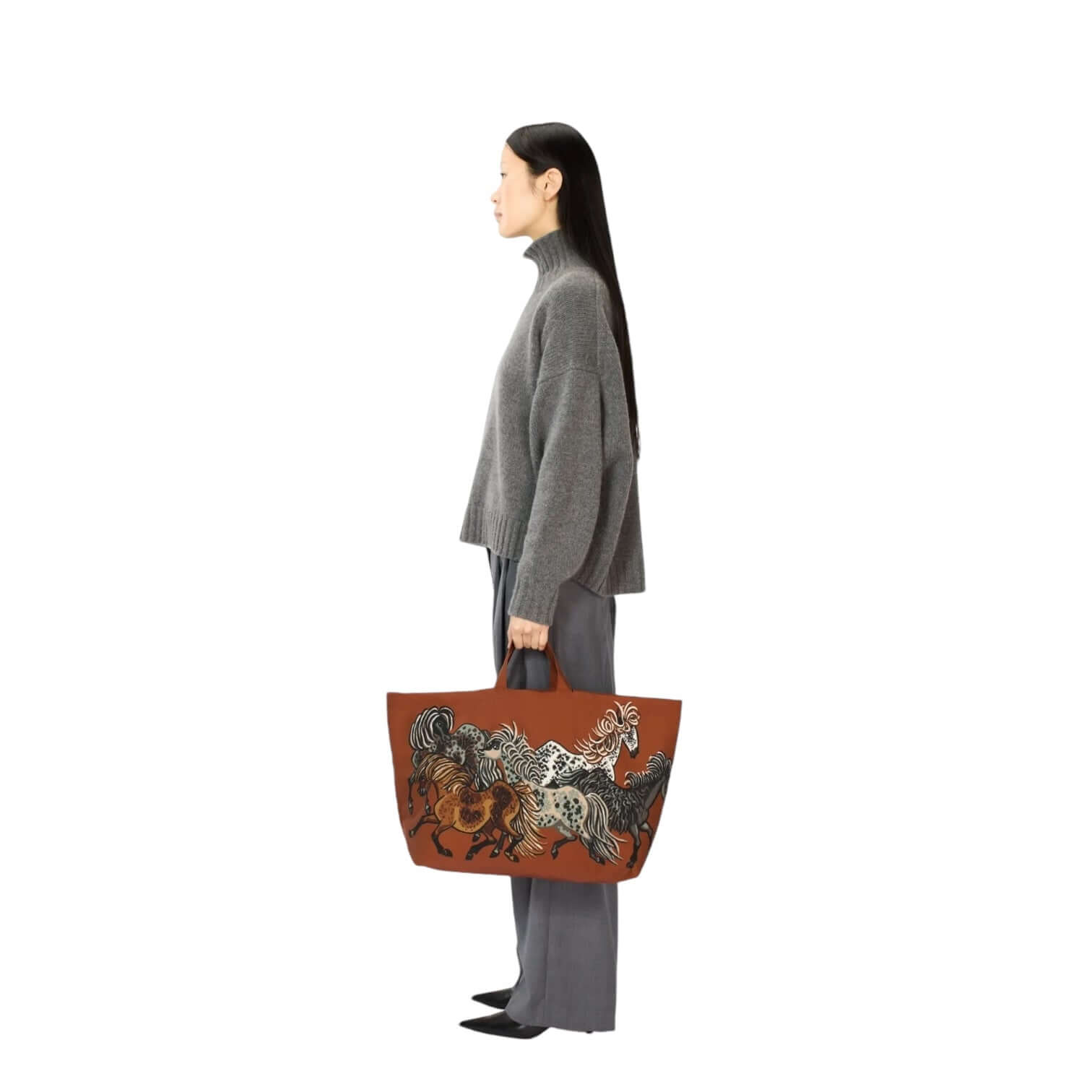 Borsa Maxi Shopping Western Marrone in poliestere riciclato, con design animale, indossata da donna in abbigliamento casual.