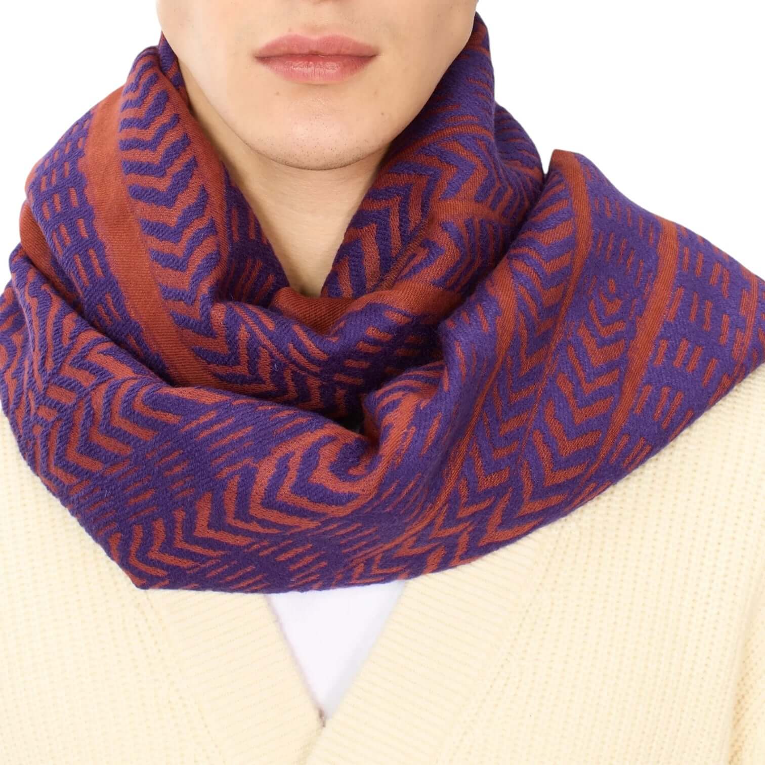 Sciarpa Hedwige Viola in cotone e lana con design geometrico, morbida e elegante, perfetta per ogni outfit.