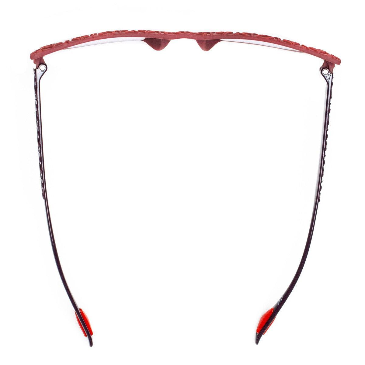 LOLA C8 BIS occhiali con texture geometrica, design accattivante e giochi di luci e ombre.