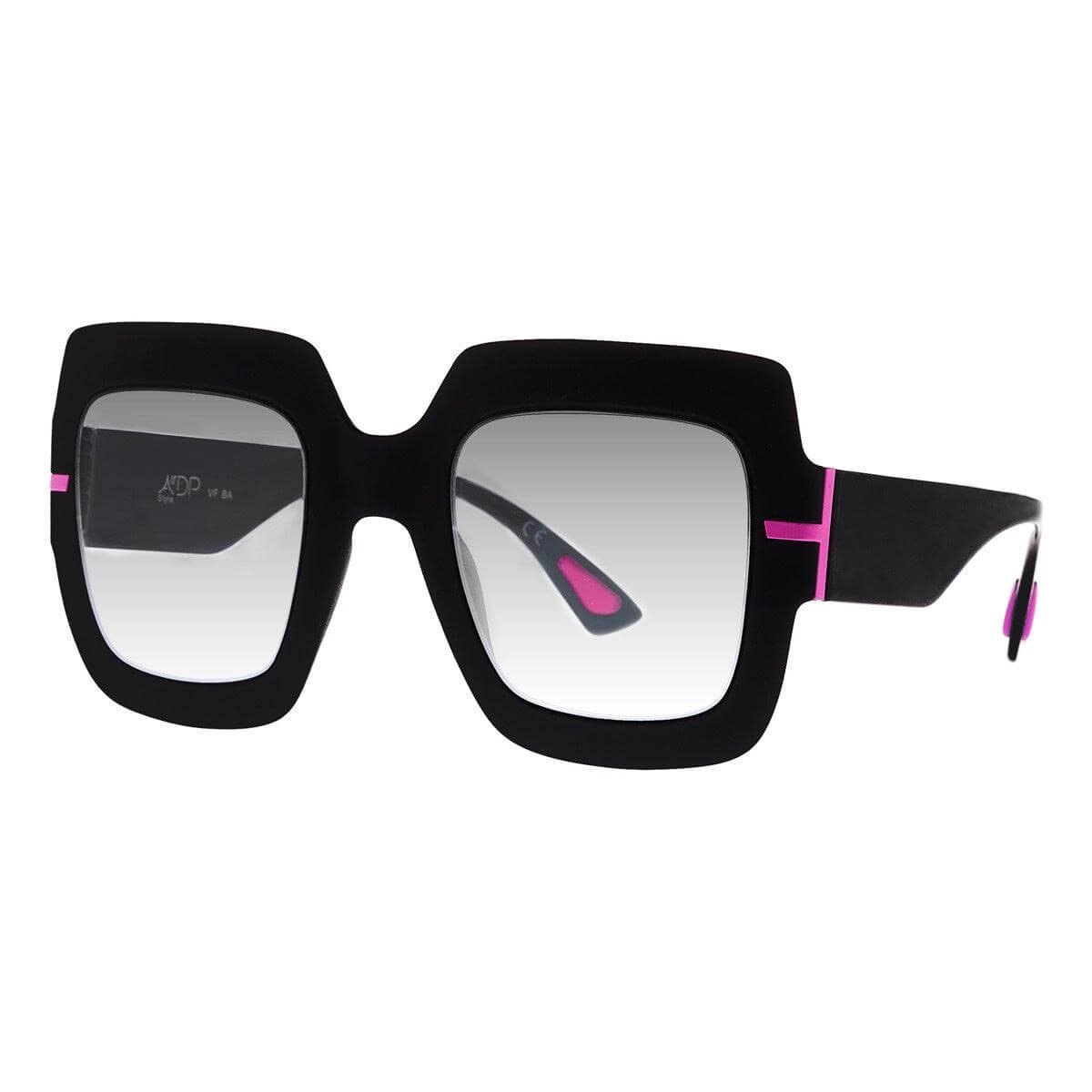 Occhiali JENNIFER C3, modello oversize dall’asta alta, un tocco glamour e cool.