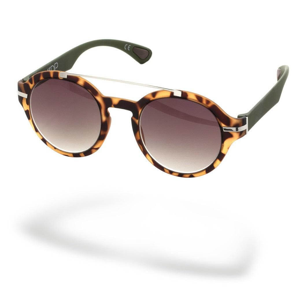 Occhiali da sole SONIA C3 con design audace, frontale rotondo maculato e aste verde soft touch, parte della collezione Flexo.