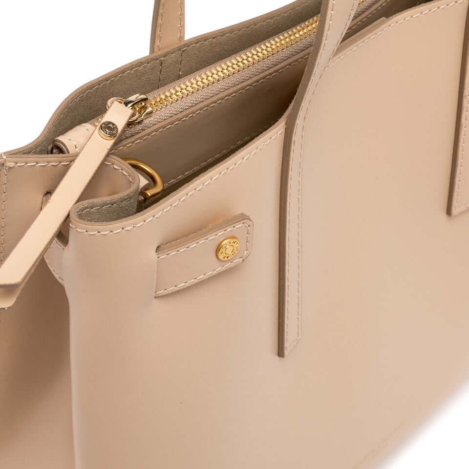 Close-up of Altea beige leather bag with zipper and gold detailing, showcasing its timeless design.