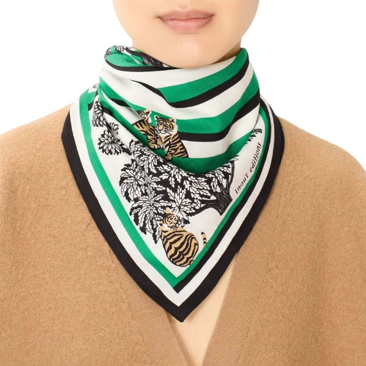 Foulard quadrato verde con design di tigri e foglie, dimensioni 65x65 cm, accessorio versatile per ogni look.