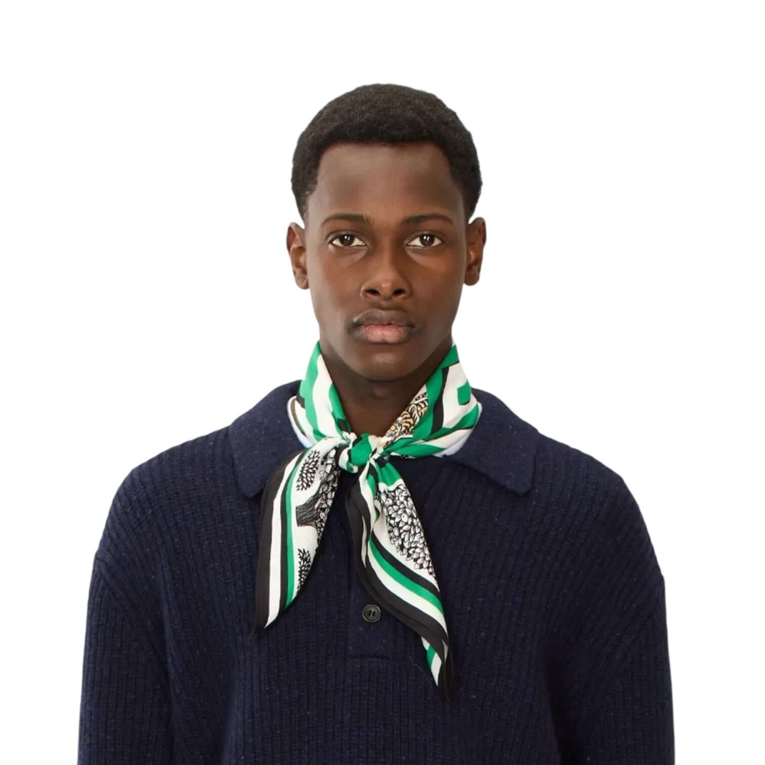Foulard Quadrato Astrologie Labyrinthe Verde worn as a stylish neck accessory, featuring green and black patterns.