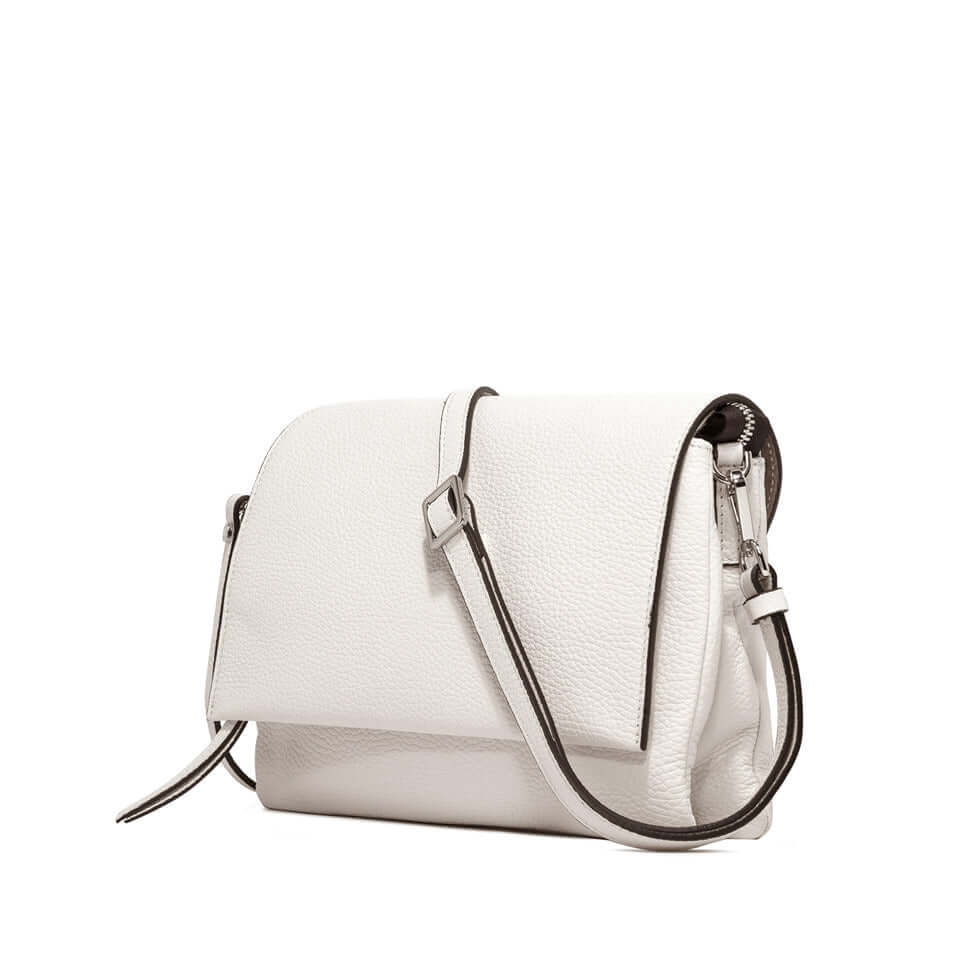 Stylish white leather handbag with adjustable strap, perfect for casual or elegant outfits.