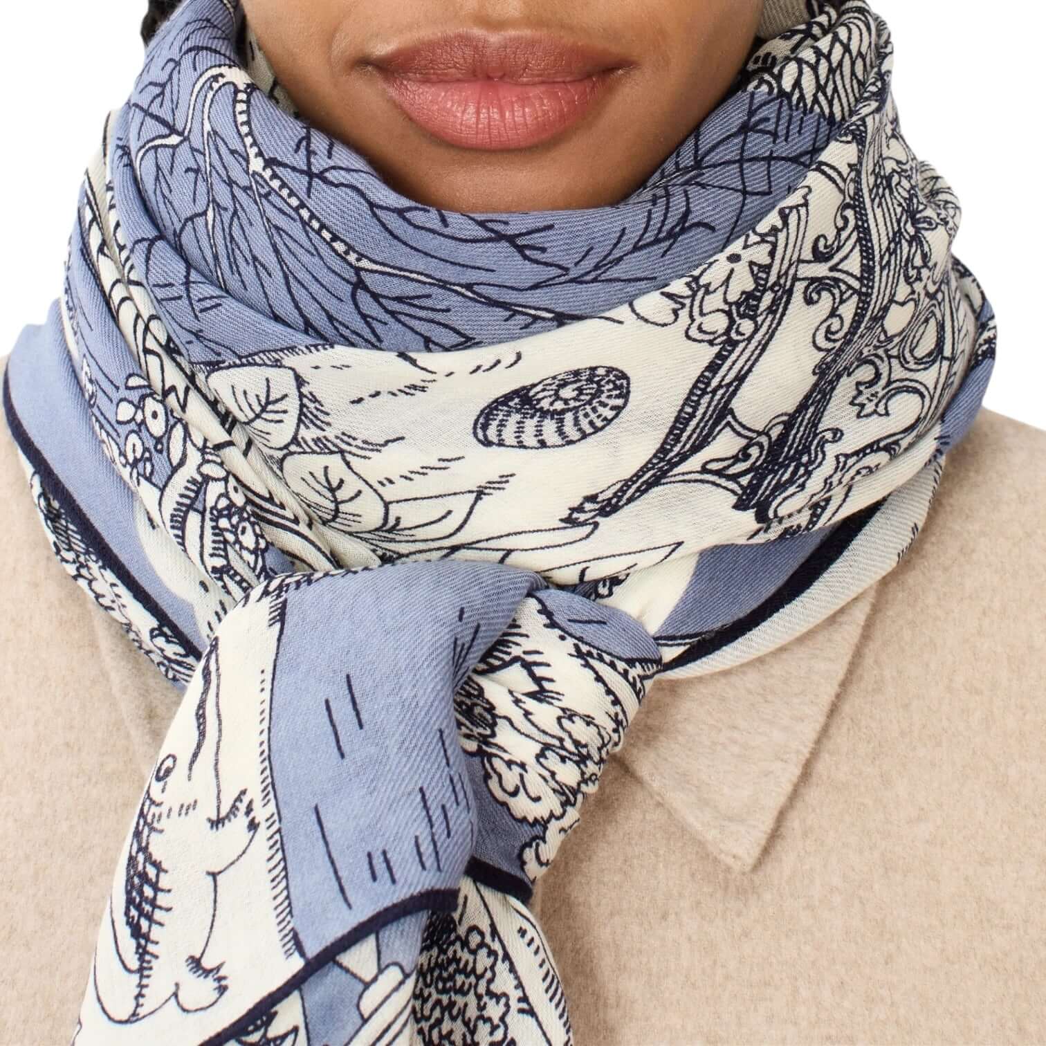 Sciarpa Quatre Saisons Blu indossata, leggera e creativa, ideale per un look unico e colorato.
