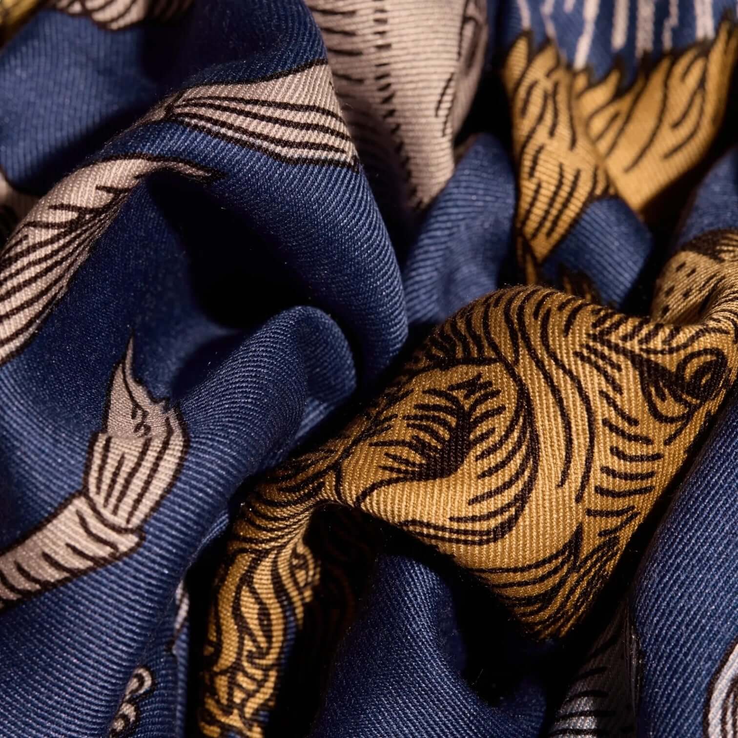 Foulard Quadrato Astrologie Duck in blu e oro, tessuto morbido con design dettagliato e colori vibranti.