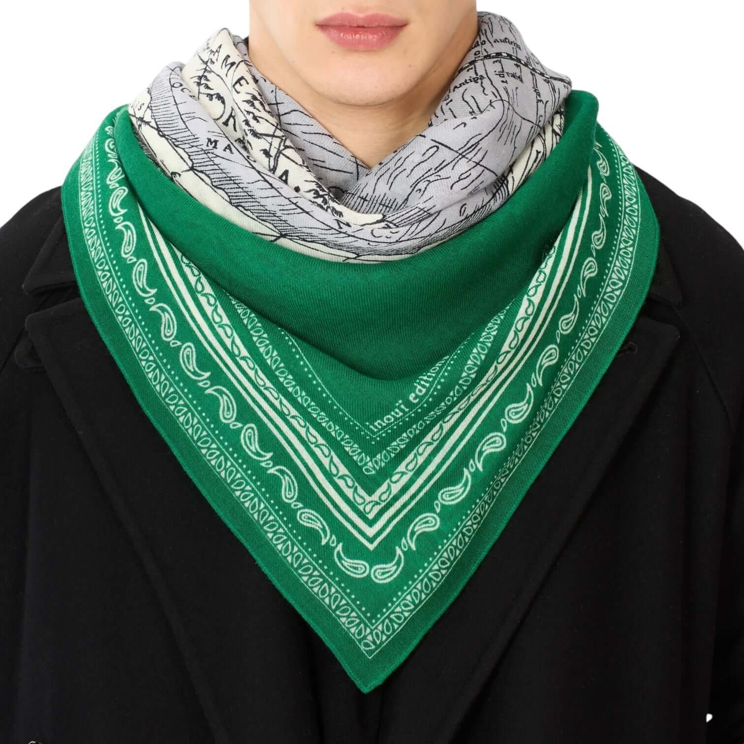 Foulard quadrato verde con stampe mappemonde, indossato come accessorio elegante, dimensione 130x130.