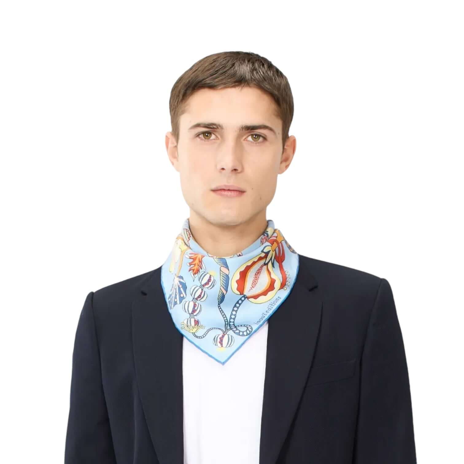 Foulard Quadrato Botanique Blu indossato da uomo, con design floreale su sfondo azzurro, dimensioni 45x45 cm.