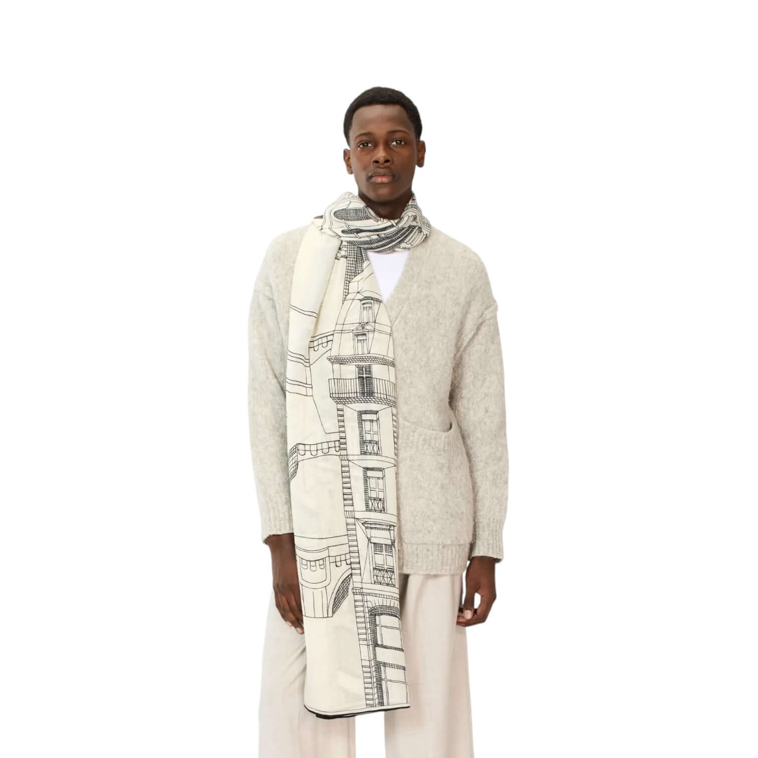 Sciarpa Paris Bianco indossata da uomo, leggera e comoda, con design creativo e unico, dimensioni 100x190 cm.