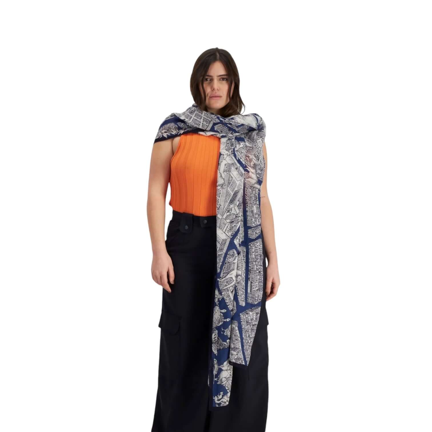 Sciarpa Turgot Blu Scuro in lana, indossata da persona, per comfort e stile nelle giornate fredde.