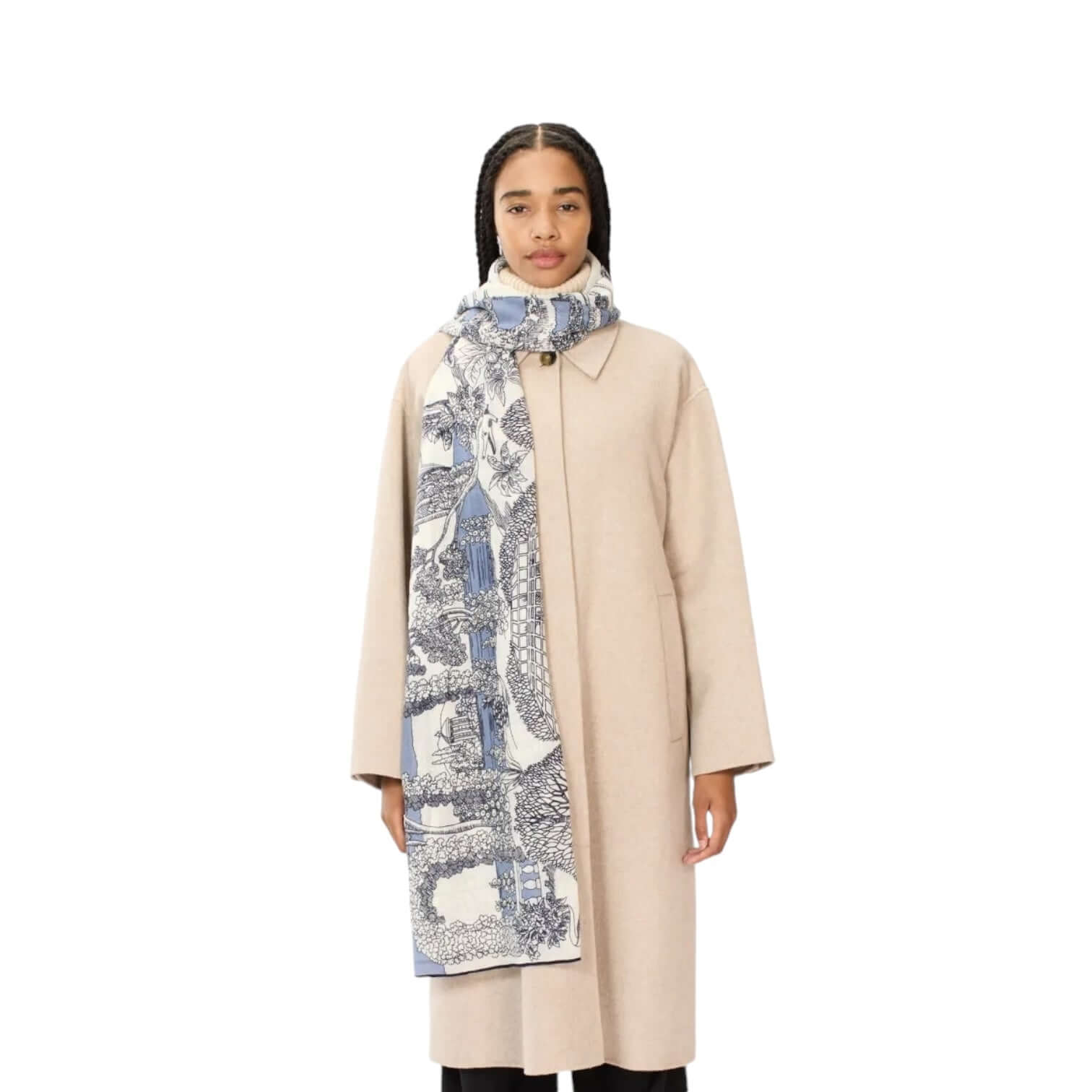 Sciarpa Quatre Saisons Blu indossata da una donna, aggiungendo colore e stile al suo outfit elegante.