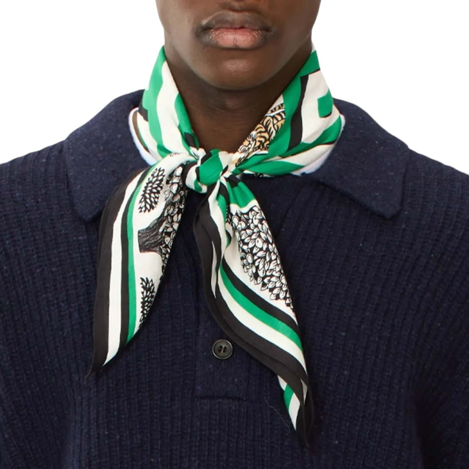 Foulard quadrato verde con motivo labirinto indossato da uomo, ideale per accessori chic e versatili.