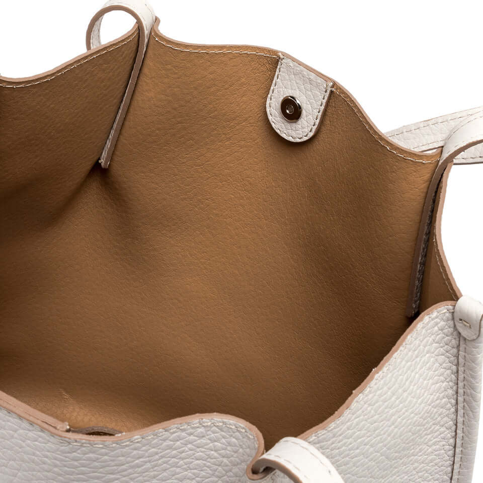 Interno della borsa Dory, realizzata in pelle double grana maxi con chiusura a bottone magnetico.