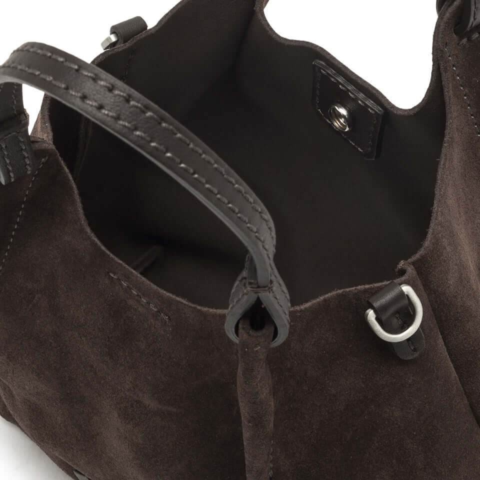 Interno della minibag DUA in pelle scamosciata, design semplice e pratico, brand Gianni Chiarini.