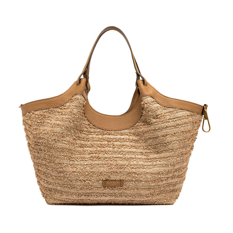 Spacious DUA straw bag with leather accents, perfect for elevating your style. Dimensions: 34x38x16 cm.