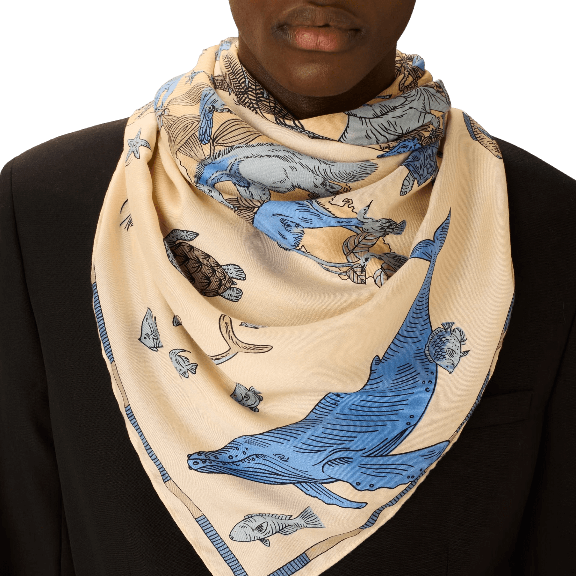 Foulard quadrato in seta con design artistico di animali marini indossato da uomo.