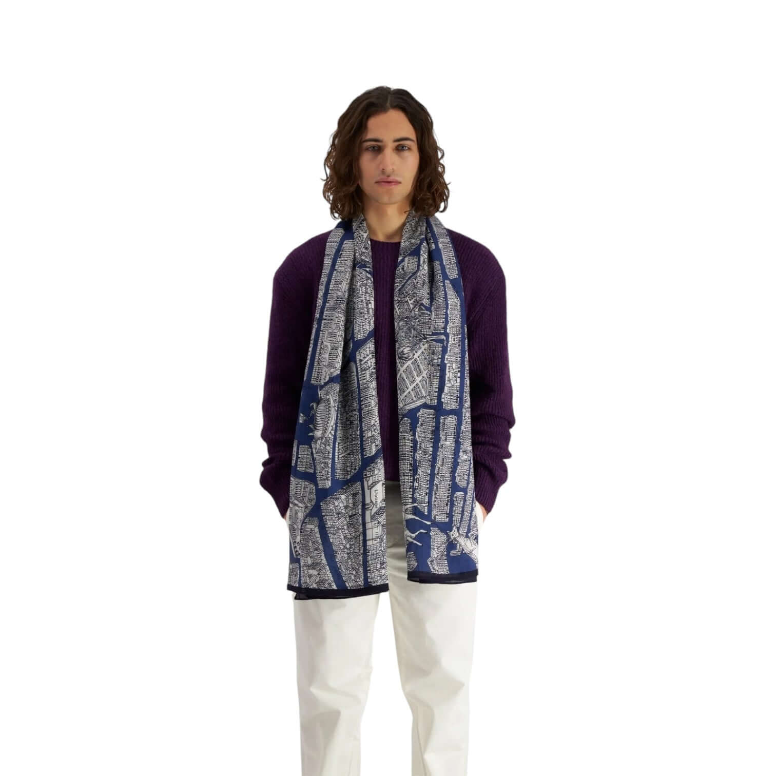 Sciarpa Turgot Blu Scuro in lana, stampata, indossata da un modello, elegante e calda per l'inverno.