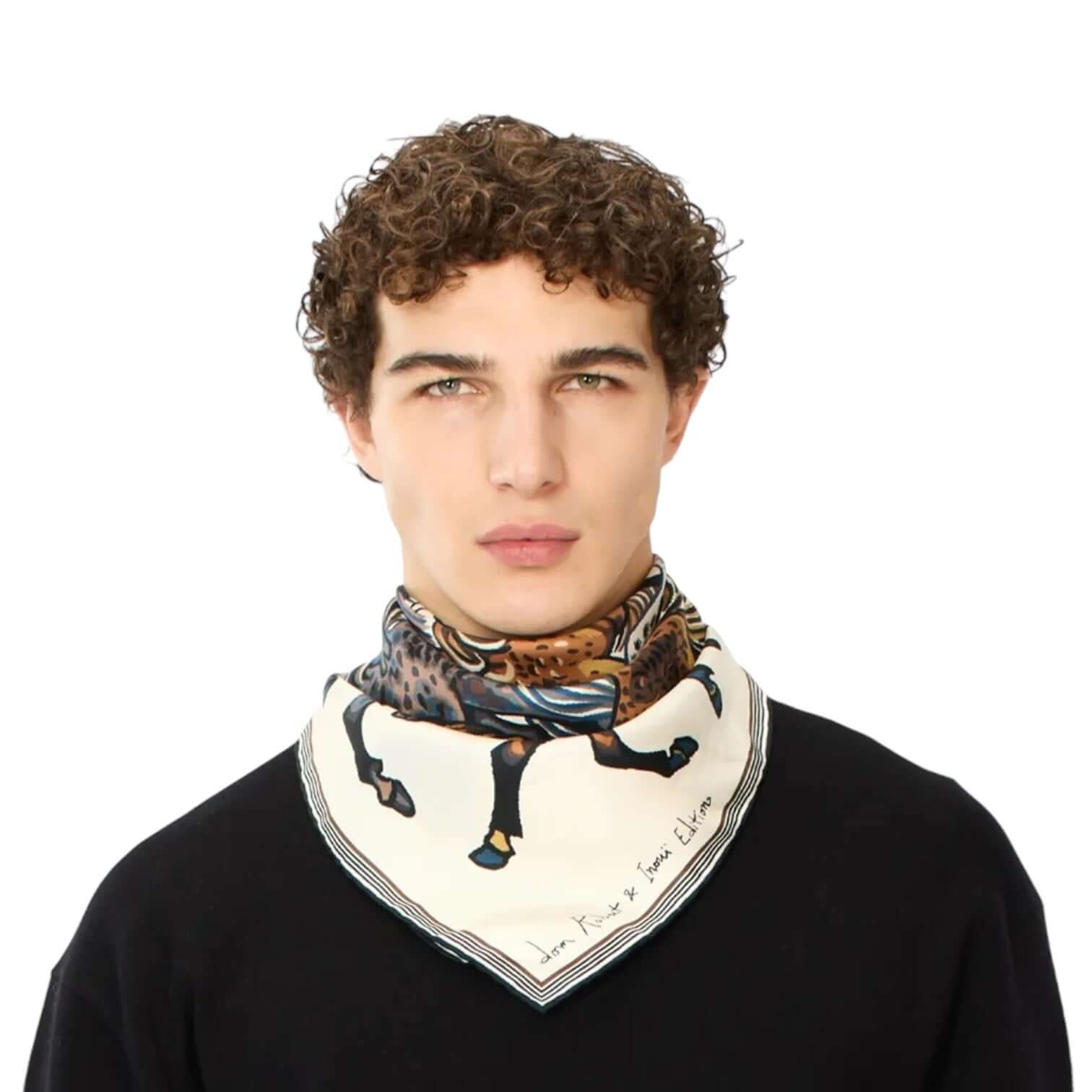 Foulard quadrato Western Bianco indossato da uomo, versatile e elegante, dimensioni 70x70 cm.
