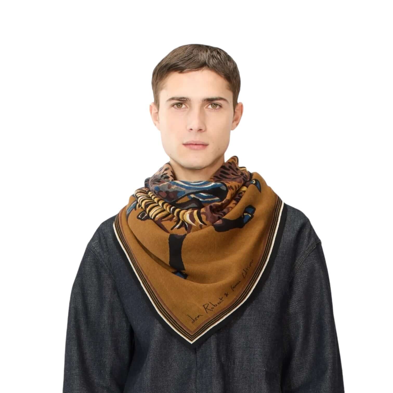 Foulard quadrato marrone indossato da uomo, dim. 130x130, con stampe colorate e design unico.