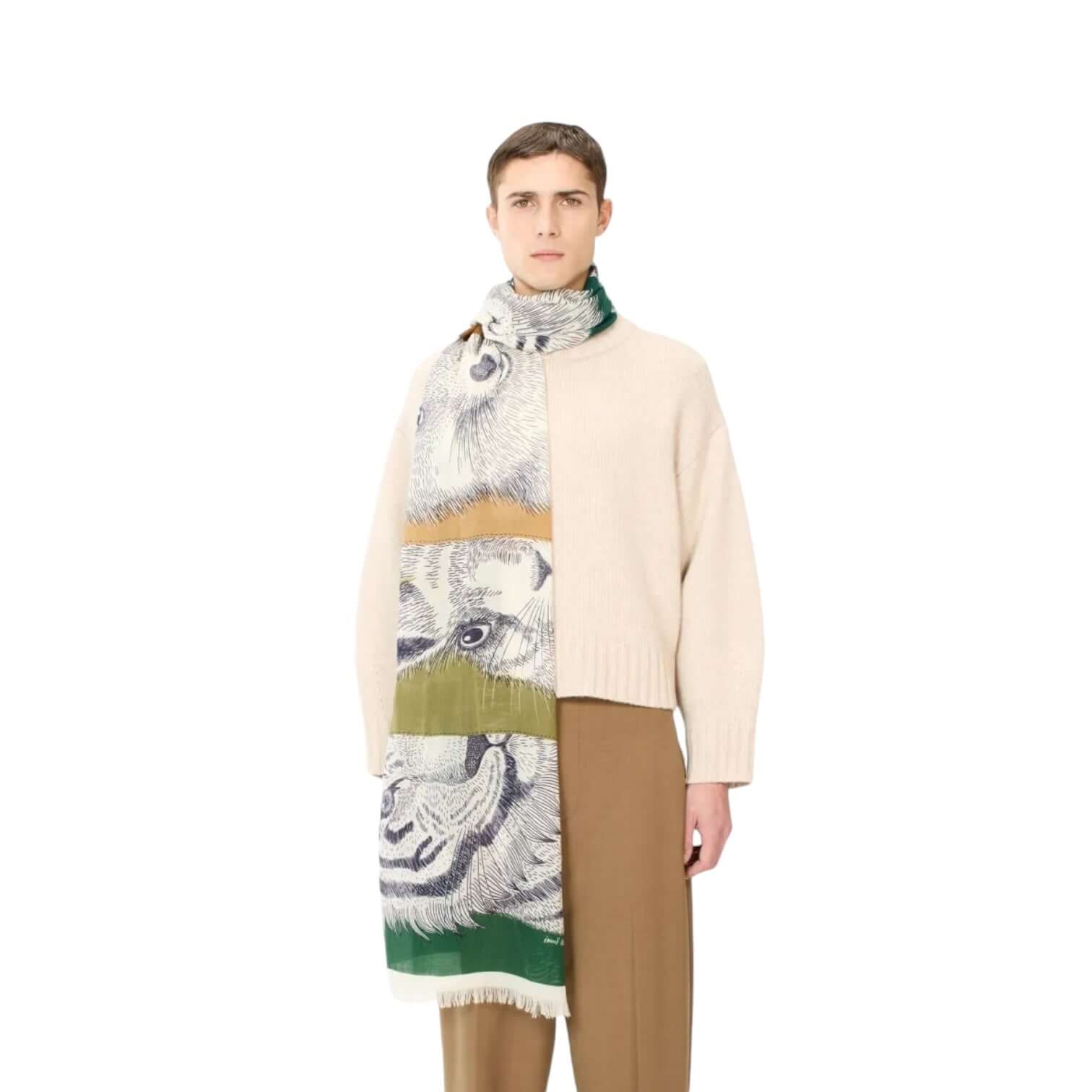 Sciarpa Freres Verde indossata da un modello, elegante e leggera, aggiunge colore e unicità al tuo look.