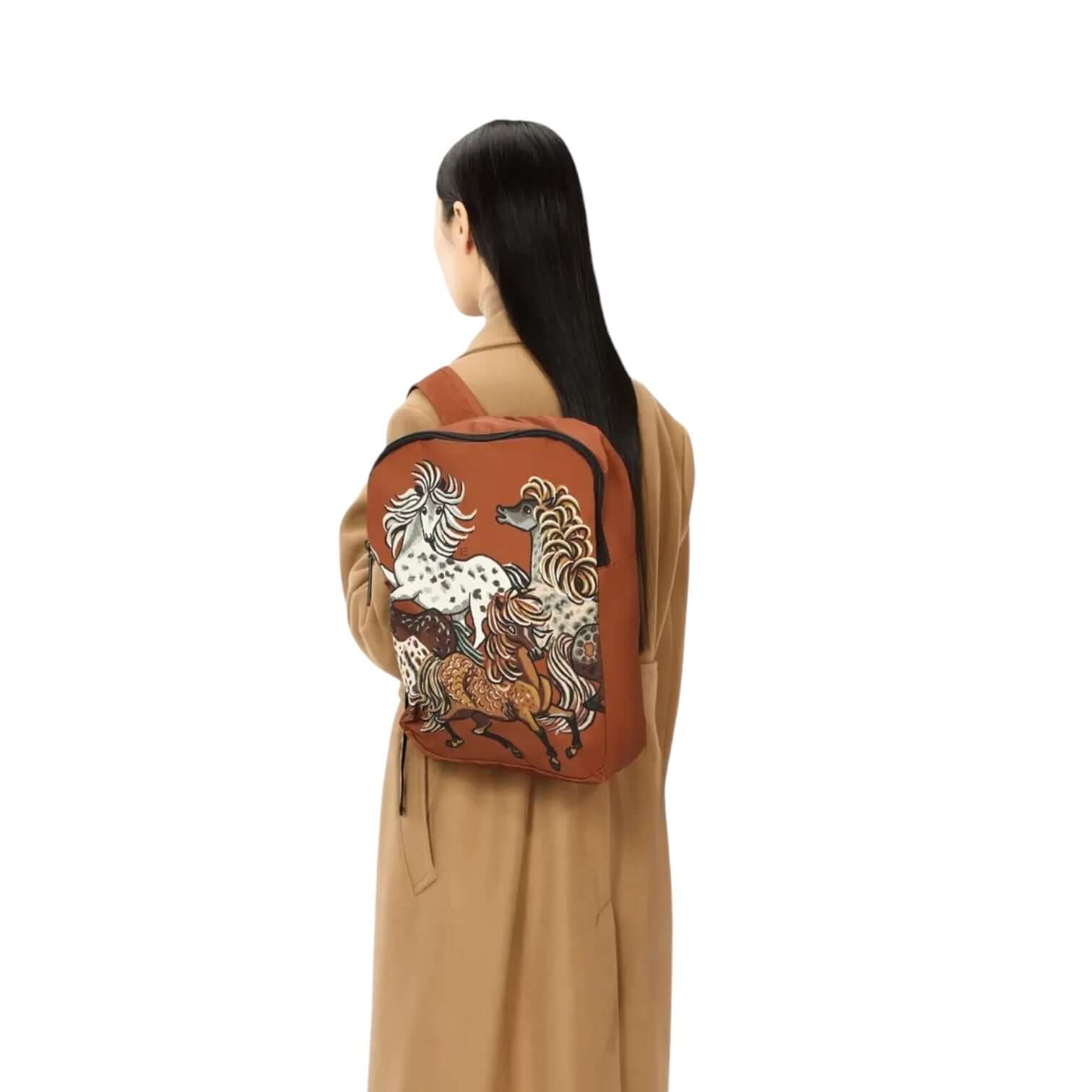 Zaino Western Marrone con design artistico, realizzato in poliestere riciclato, leggero e pratico per ogni viaggio.