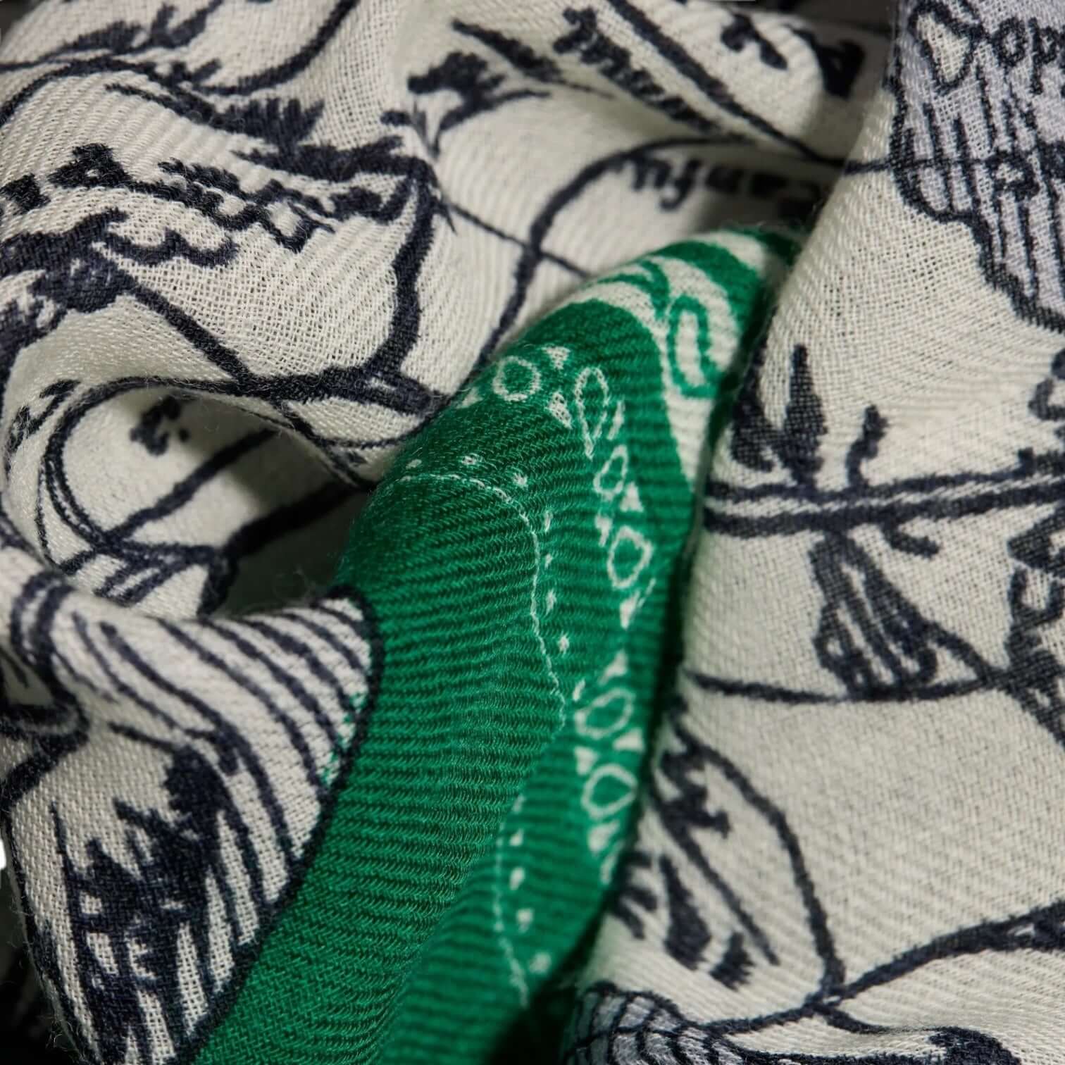Foulard quadrato verde con stampe uniche e colorate, ideale per ogni outfit maschile e femminile.