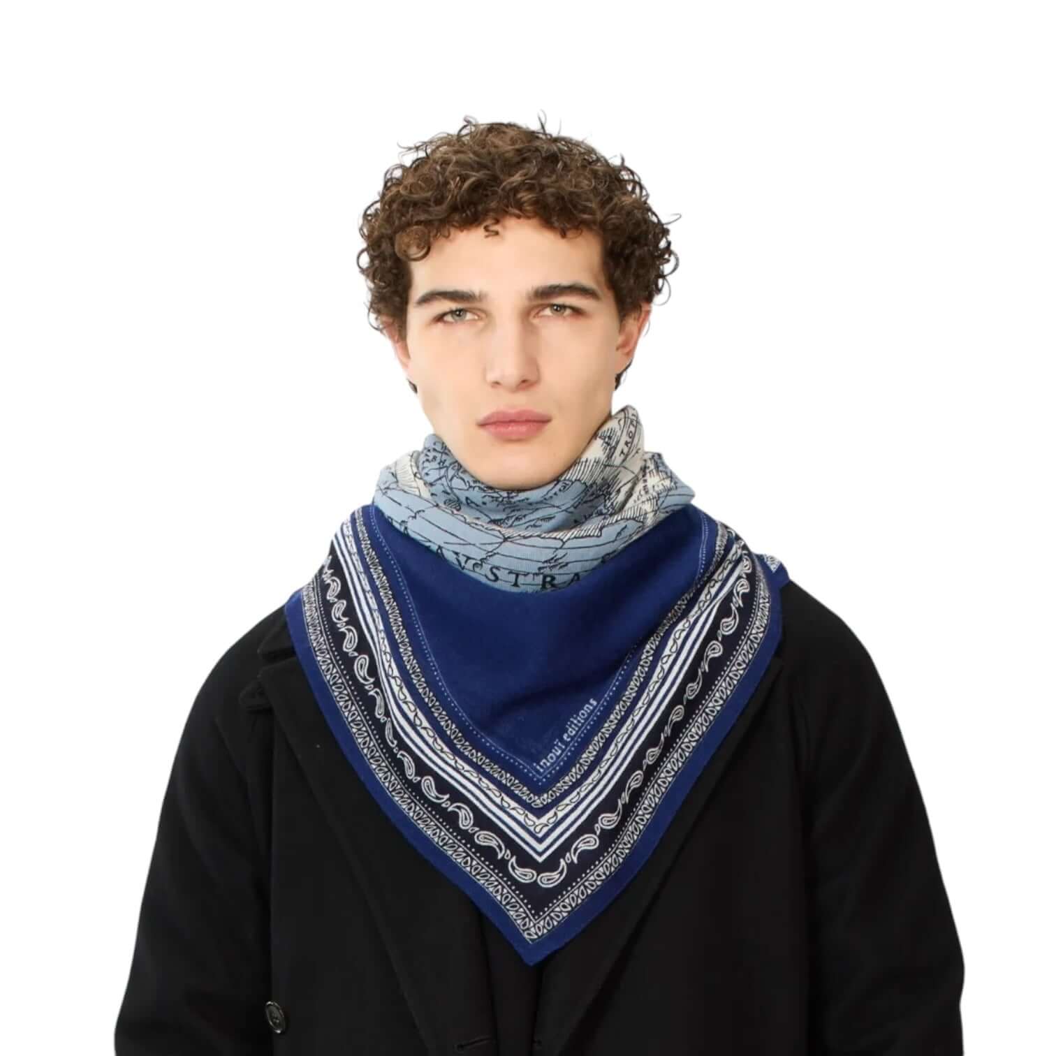 Foulard Quadrato Mappemonde Blu indossato da modello, elegante e versatile, colore blu con stampe uniche.