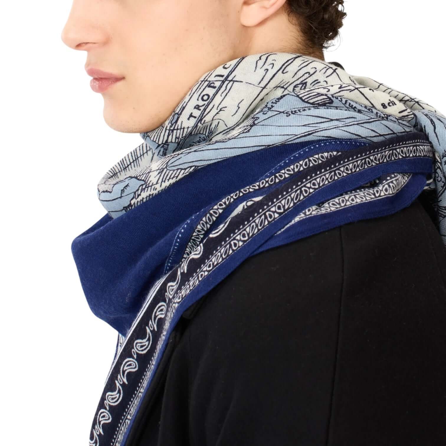 Man wearing the Foulard Quadrato Mappemonde Blu, showcasing its unique map print and stylish design.