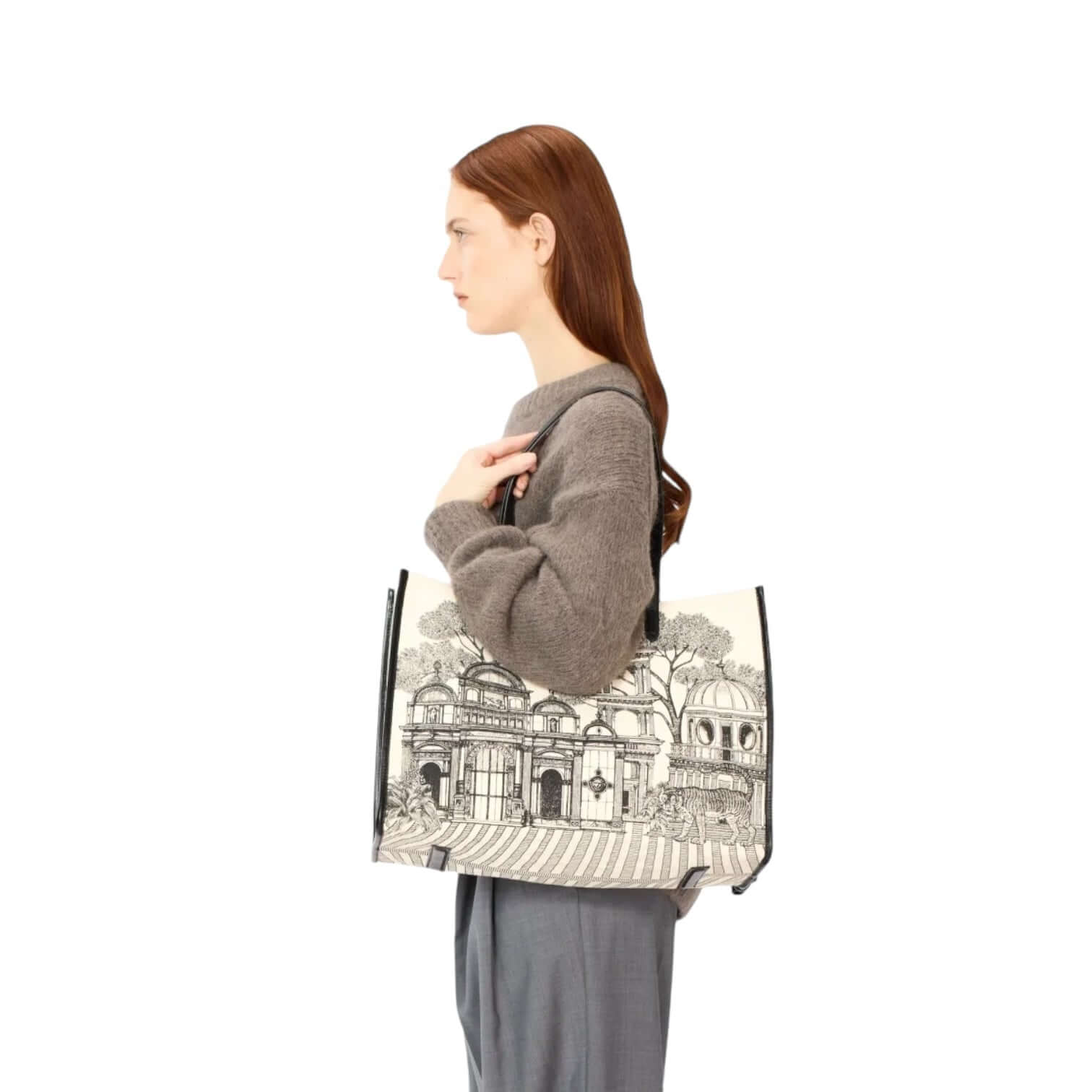 Modella che indossa la borsa shopping Mirage Bianco e Nero, elegante e spaziosa, perfetta per l'uso quotidiano.