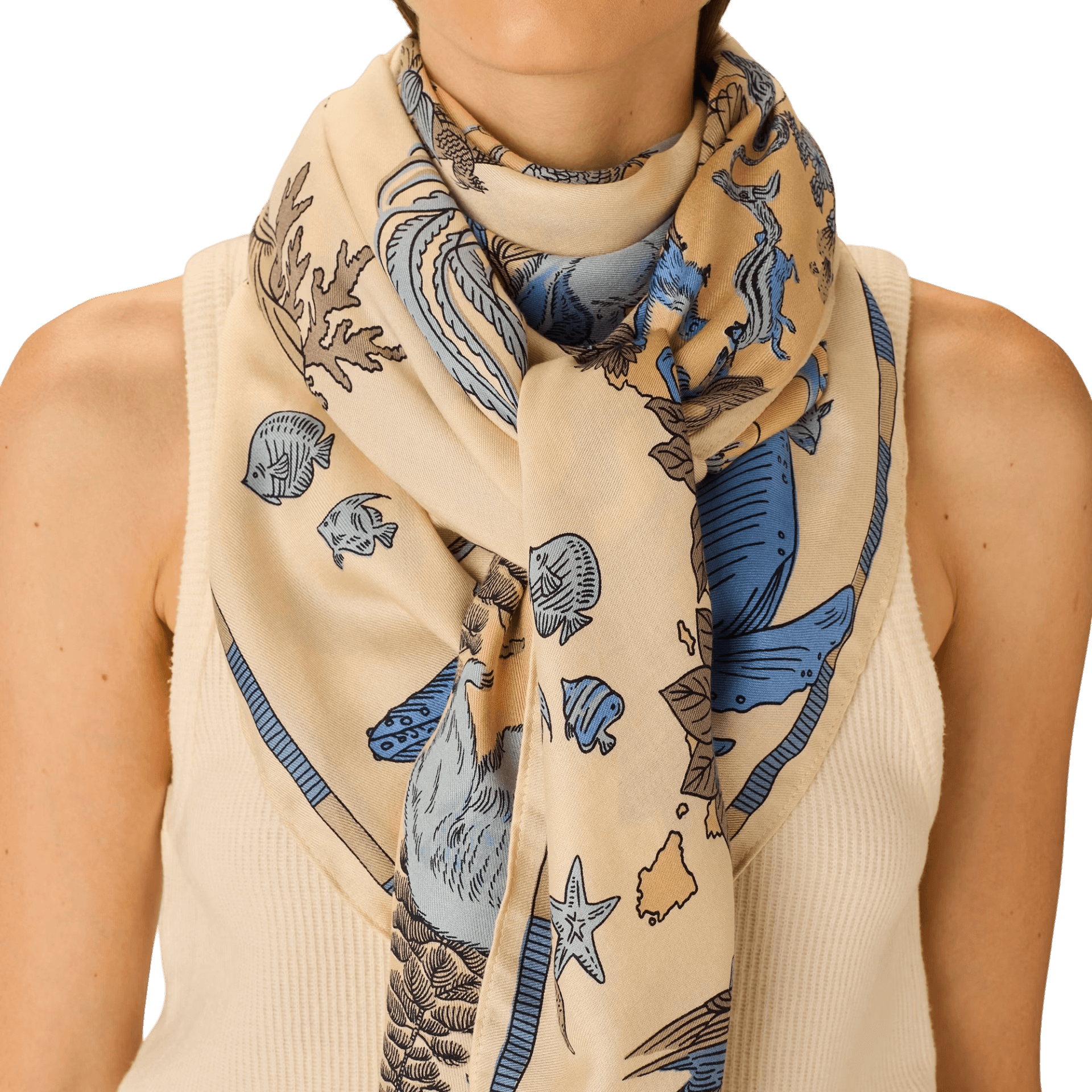 Foulard quadrato in seta con design marino, indossato elegantemente da una donna.